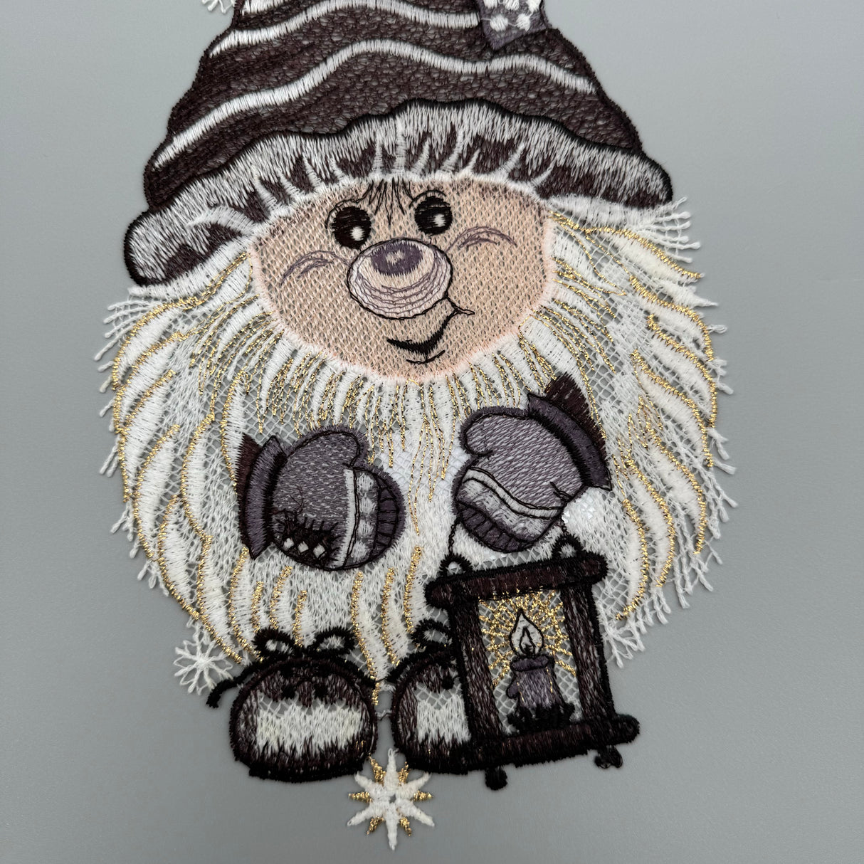 Fensterbild "Wichtel" in Grau – Plauener Spitze | Fensterdeko Weihnachten von Wimpelberg