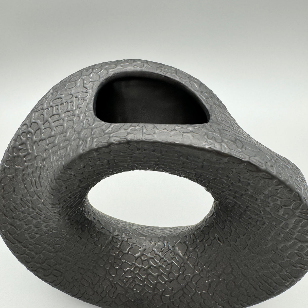 Runde Keramikvase Schwarz-Matt: Handverziert von Wimpelberg