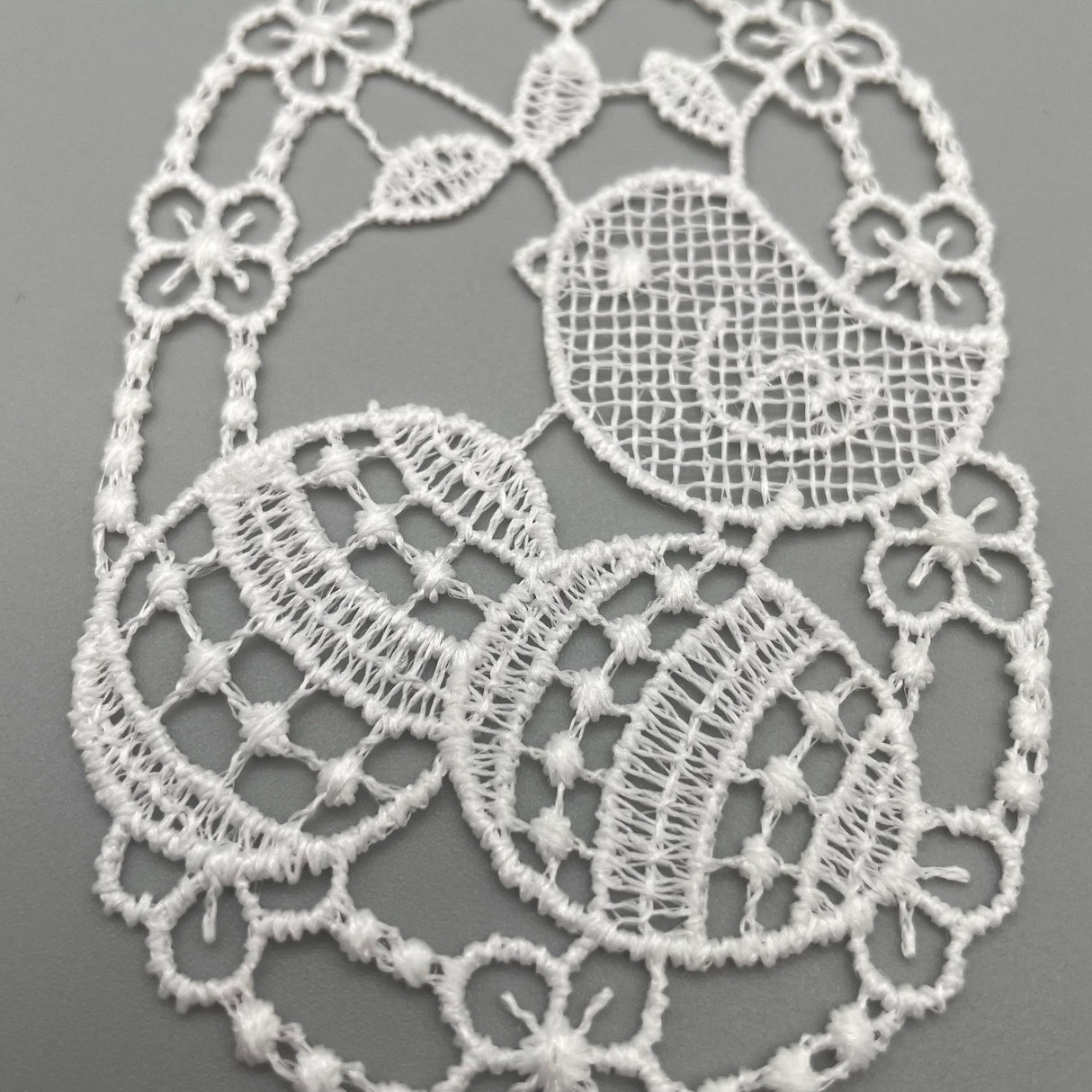 Plauener Spitze Fensterbild Ostern Vogel auf Eier von Wimpelberg