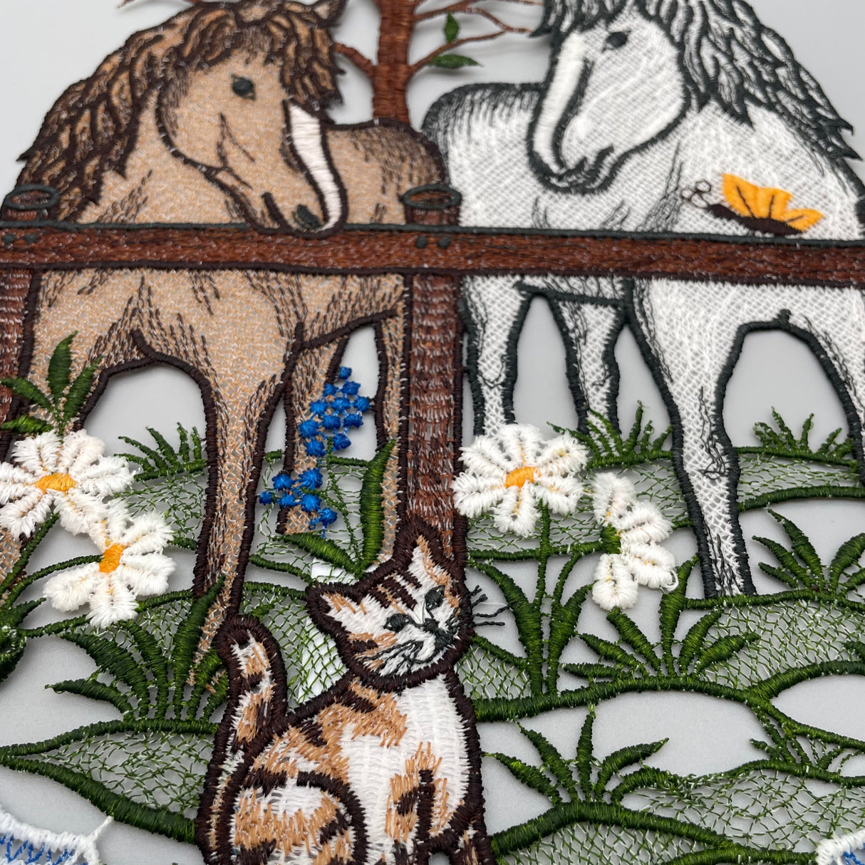 Fensterbild Pferdekoppel farbig | Plauener Spitze | Fensterdekoration von Wimpelberg