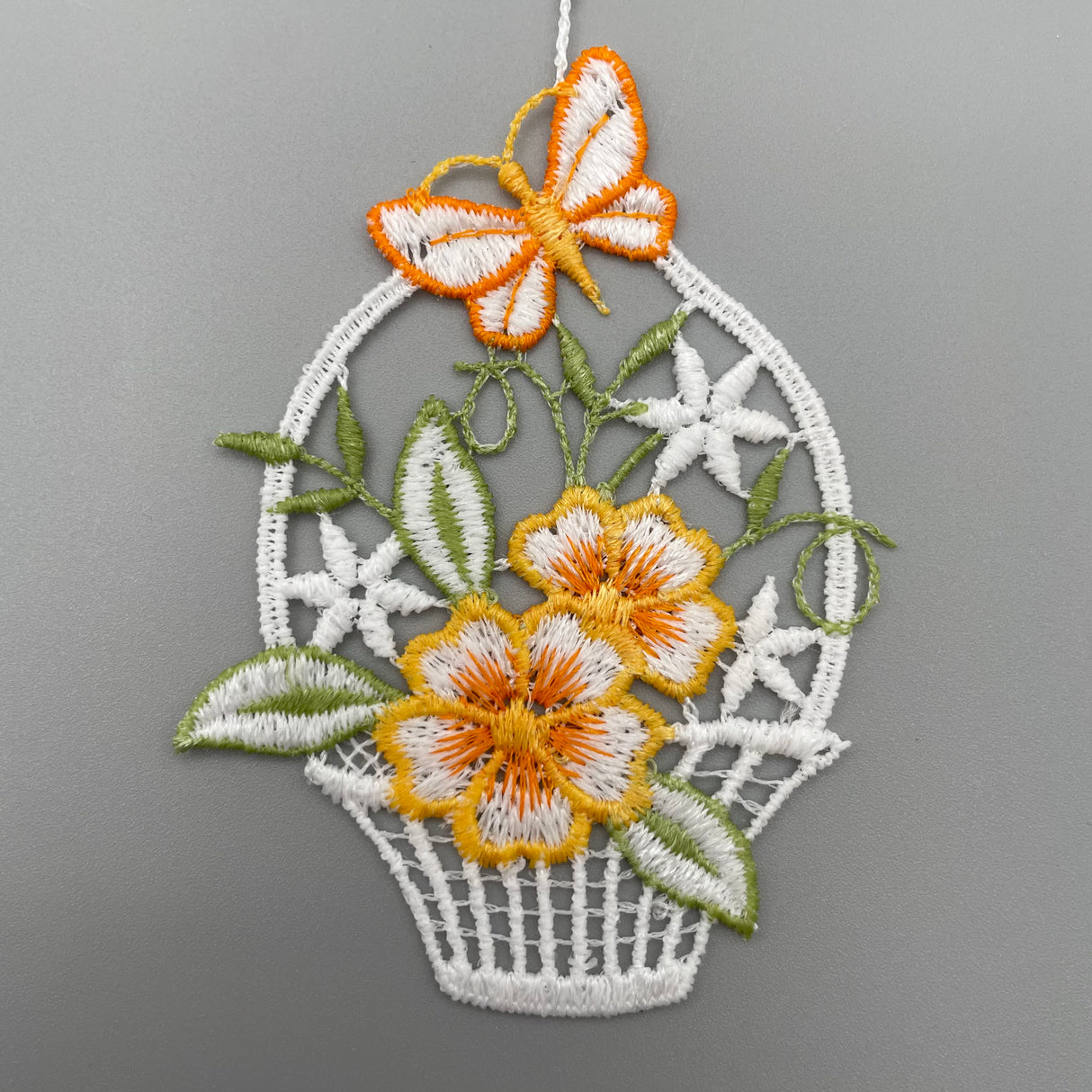 Fensteranhänger Osterkörbchen farbig | Plauener Spitze Fensterbild Ostern 1 von Wimpelberg