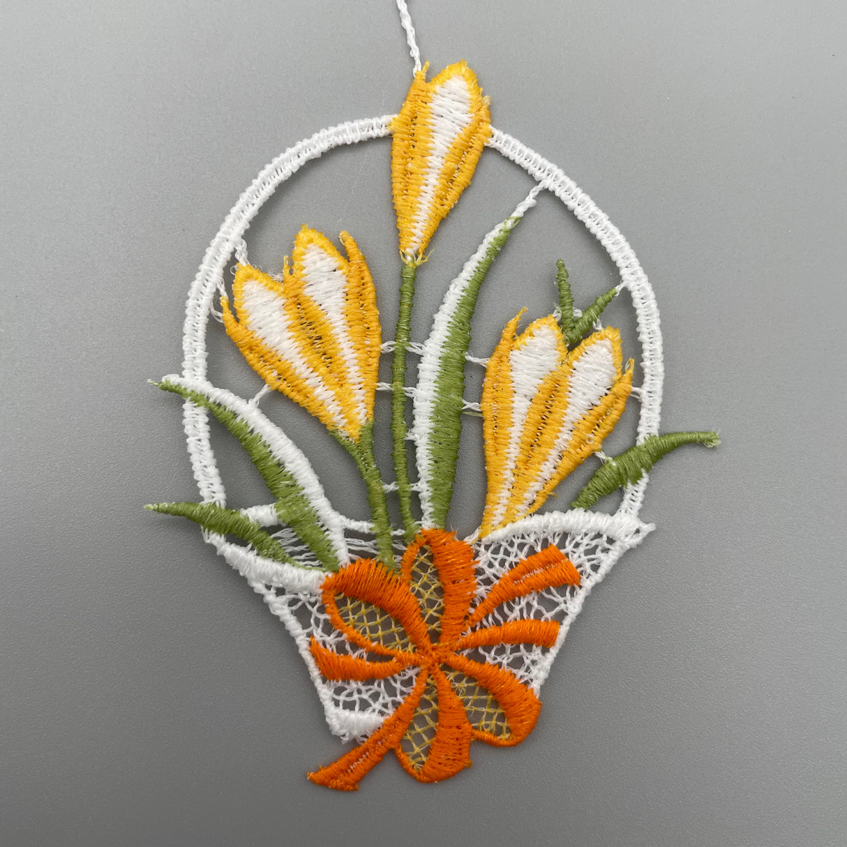 Fensteranhänger Osterkörbchen farbig | Plauener Spitze Fensterbild Ostern 4 von Wimpelberg