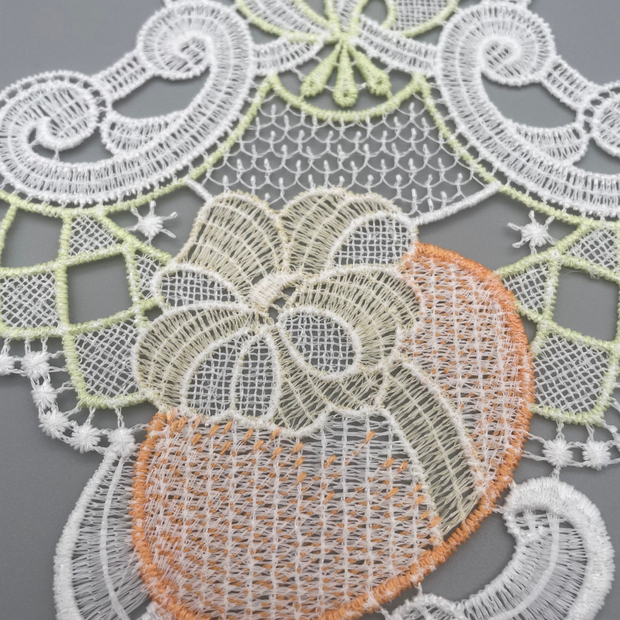 Plauener Spitze Fensterbild Ostern mit Ei von Wimpelberg