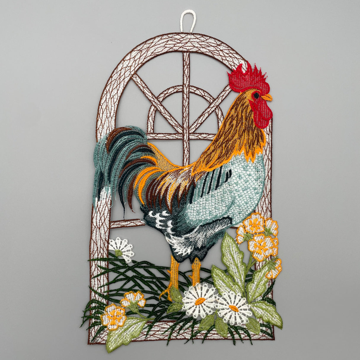 Fensterbild Gockelhahn farbig | Plauener Spitze Fensterbild | Fensterdeko von Wimpelberg