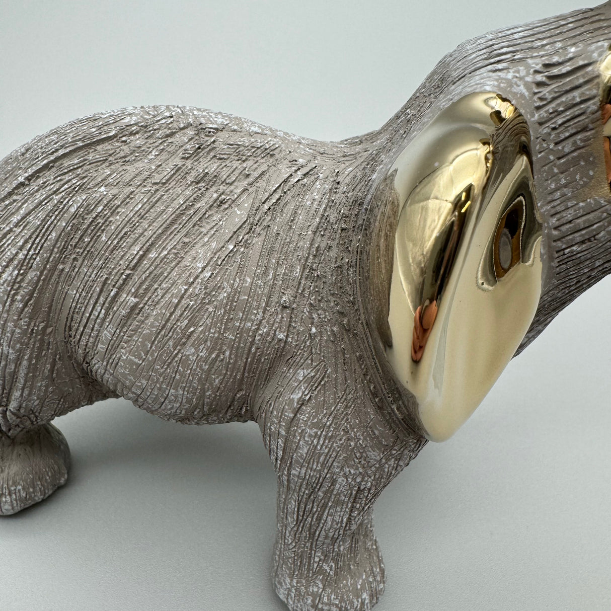 Charmant verzierter Elefant: Keramik, matte reliefierte Oberfläche, goldene Elemente von Wimpelberg