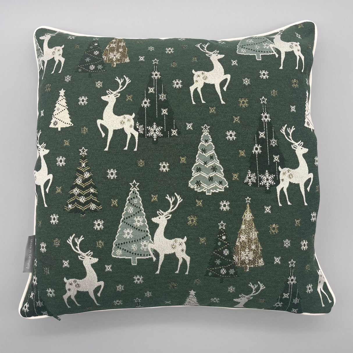 Kissenhülle Weihnachten 45x45 cm – Stolzer Hirsch mit Weihnachtsbaum von Wimpelberg
