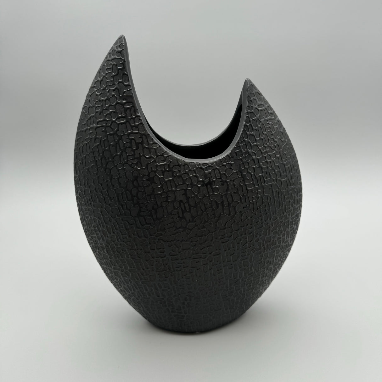 Flache Keramikvase Schwarz-Matt: Handverziert, Mit Filz-Sticker 30cm flach von Wimpelberg