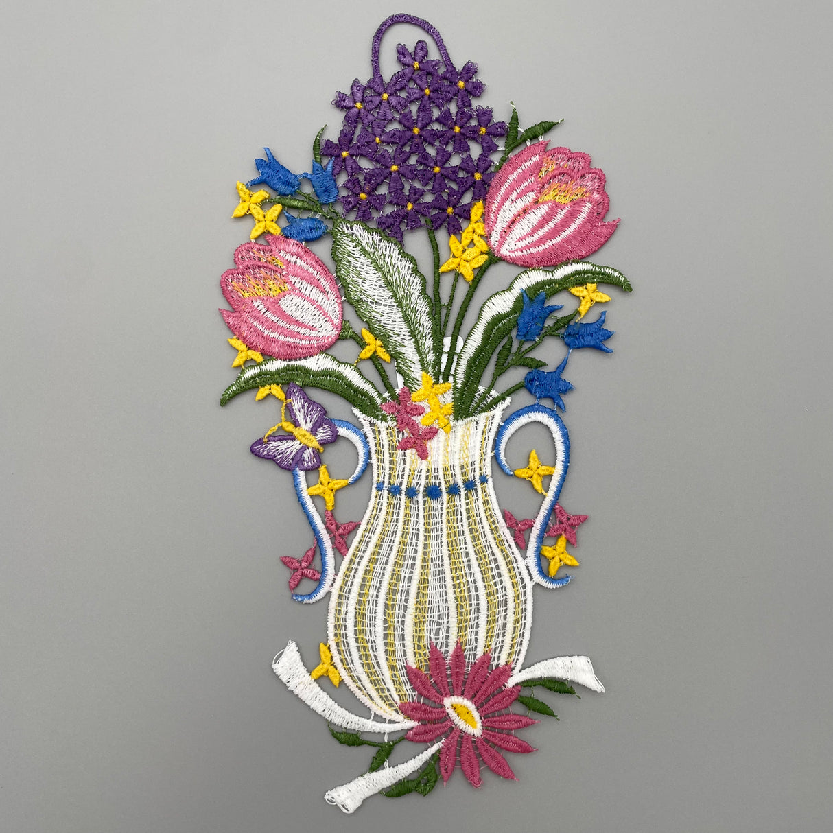 Fensterbild Frühlingsvase farbig | Plauener Spitze Fensterbilder | Frühling Fensterdeko von Wimpelberg