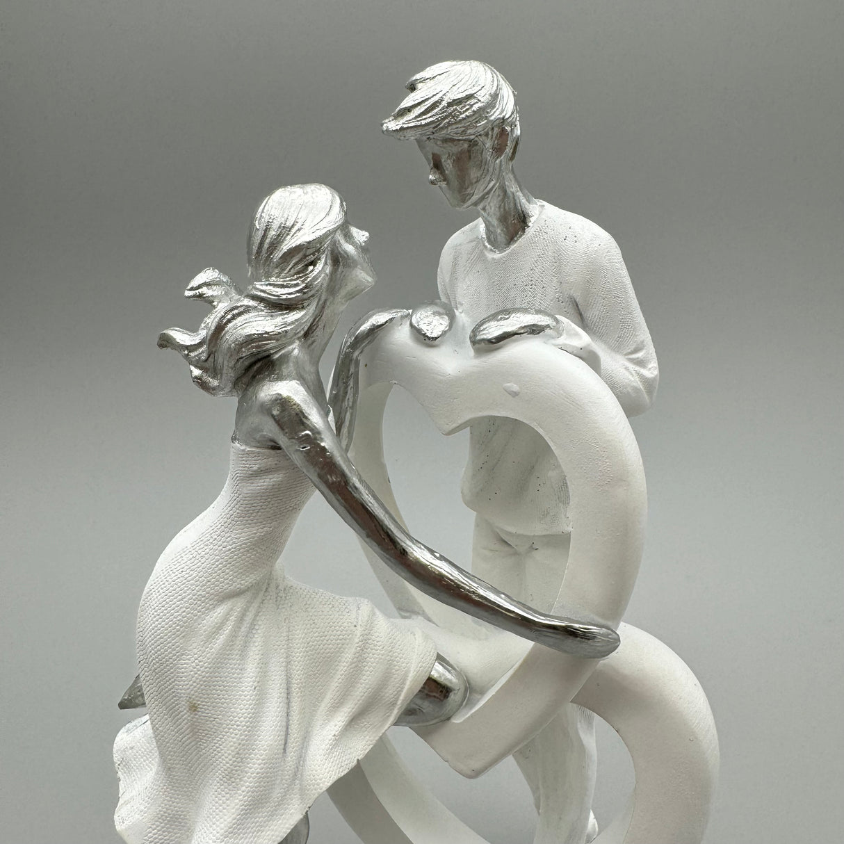 Stilvolles Paar mit Herz: Weiß-Silber, 25 cm, Kunststein von Wimpelberg