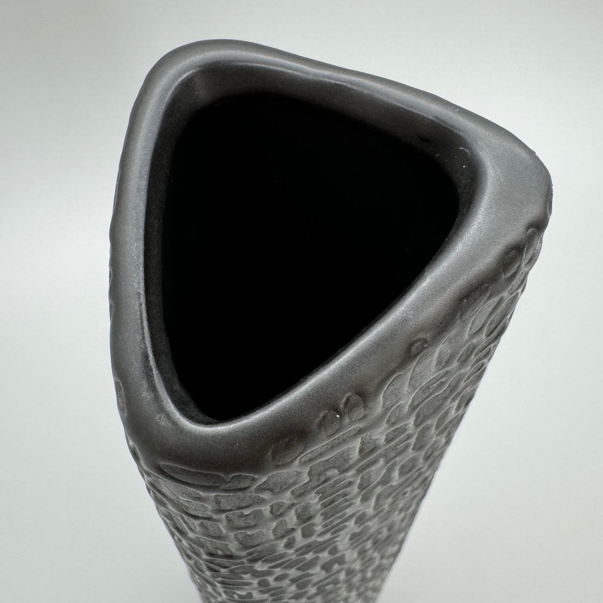 Schwarz-matte Keramikvase: 9x30 cm, Handverziert, Mit Filz-Sticker von Wimpelberg