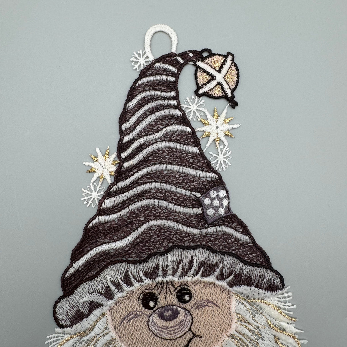 Fensterbild "Wichtel" in Grau – Plauener Spitze | Fensterdeko Weihnachten von Wimpelberg