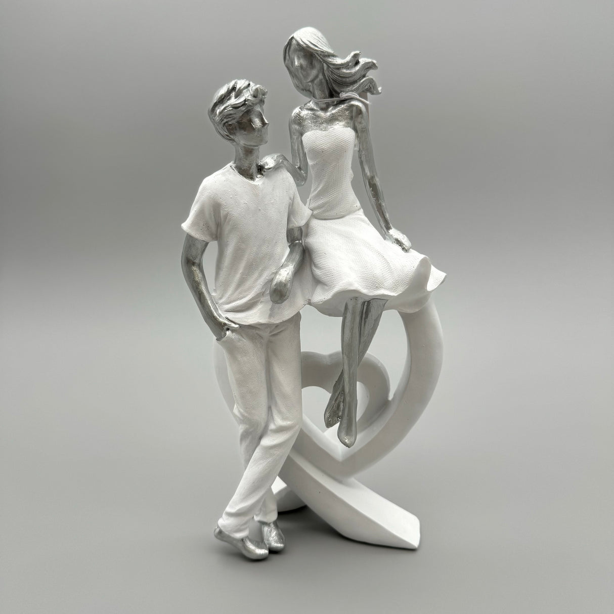 Stilvolles Paar mit Herz: Weiß-Silber, 25 cm, Kunststein Frau sitzend auf Herz von Wimpelberg