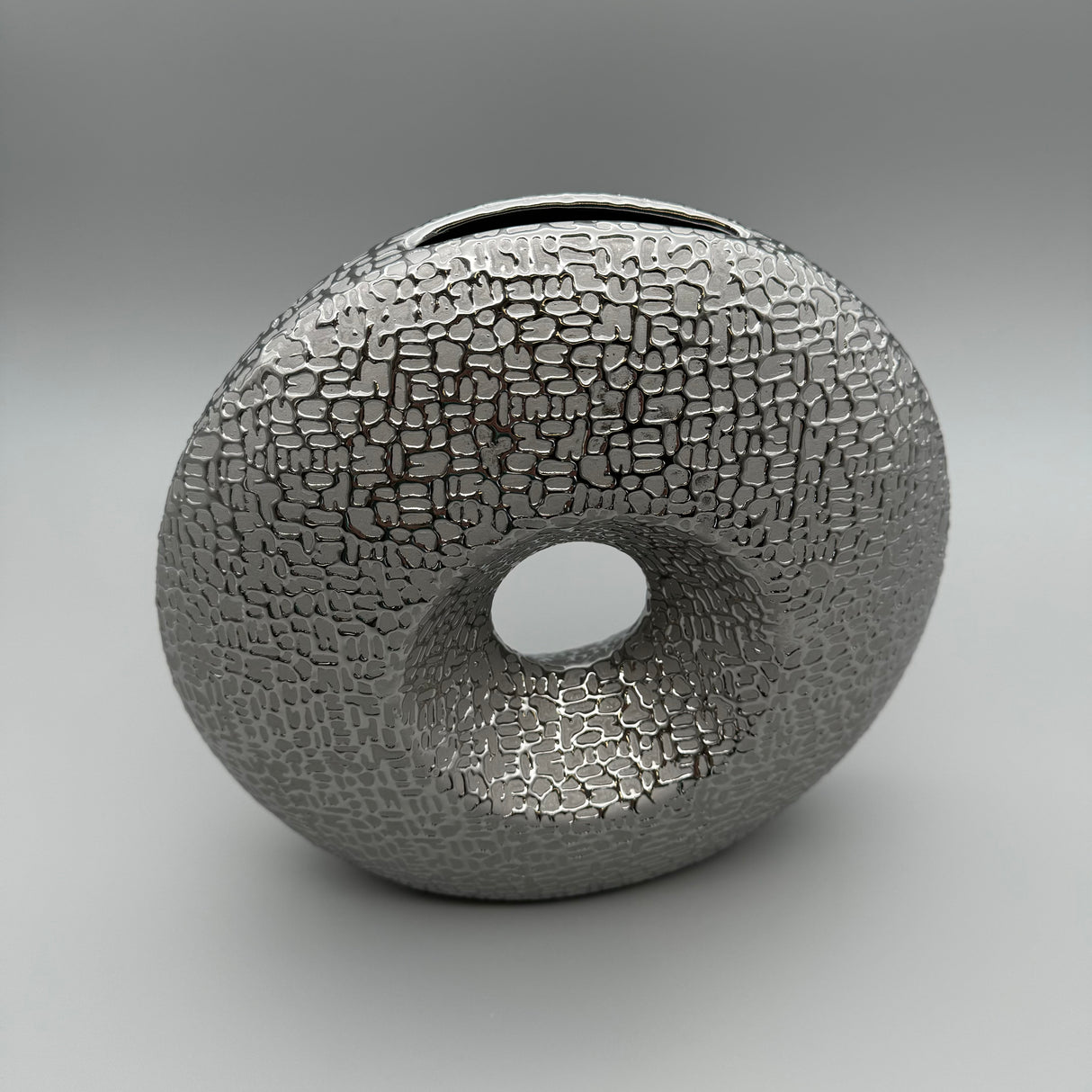 Stilvolle Runde Vase: Grau-Silber, Matte Keramik, Glänzende Struktur, Filz-Sticker von Wimpelberg