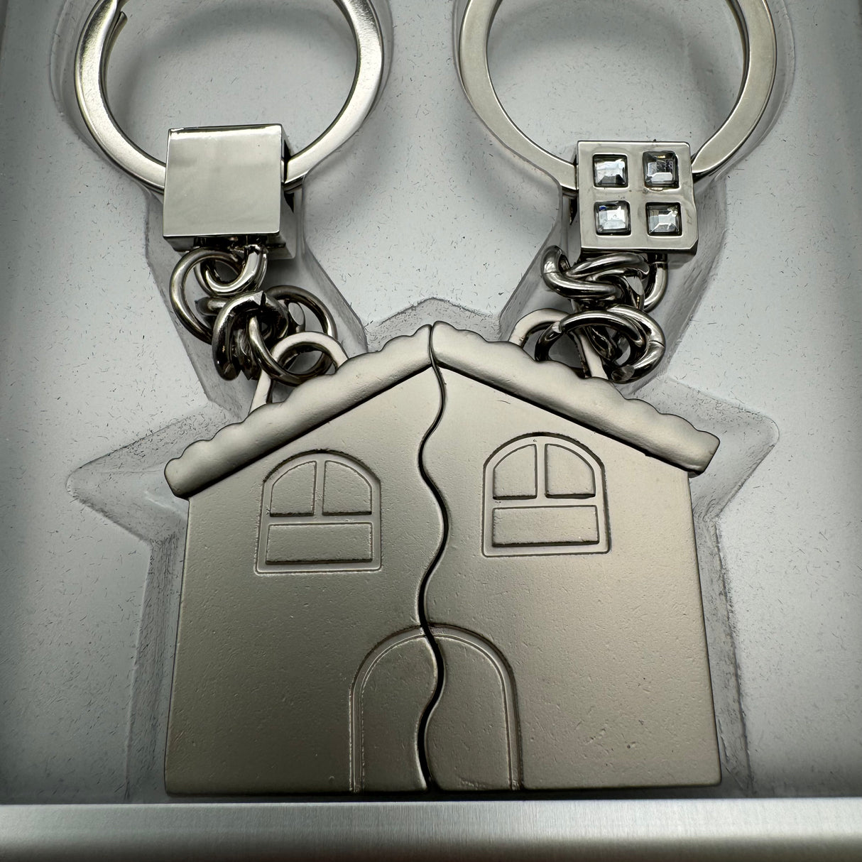 Schlüsselanhänger Satz Haus aus versilbertem Zink mit Strass-Steinen von Wimpelberg