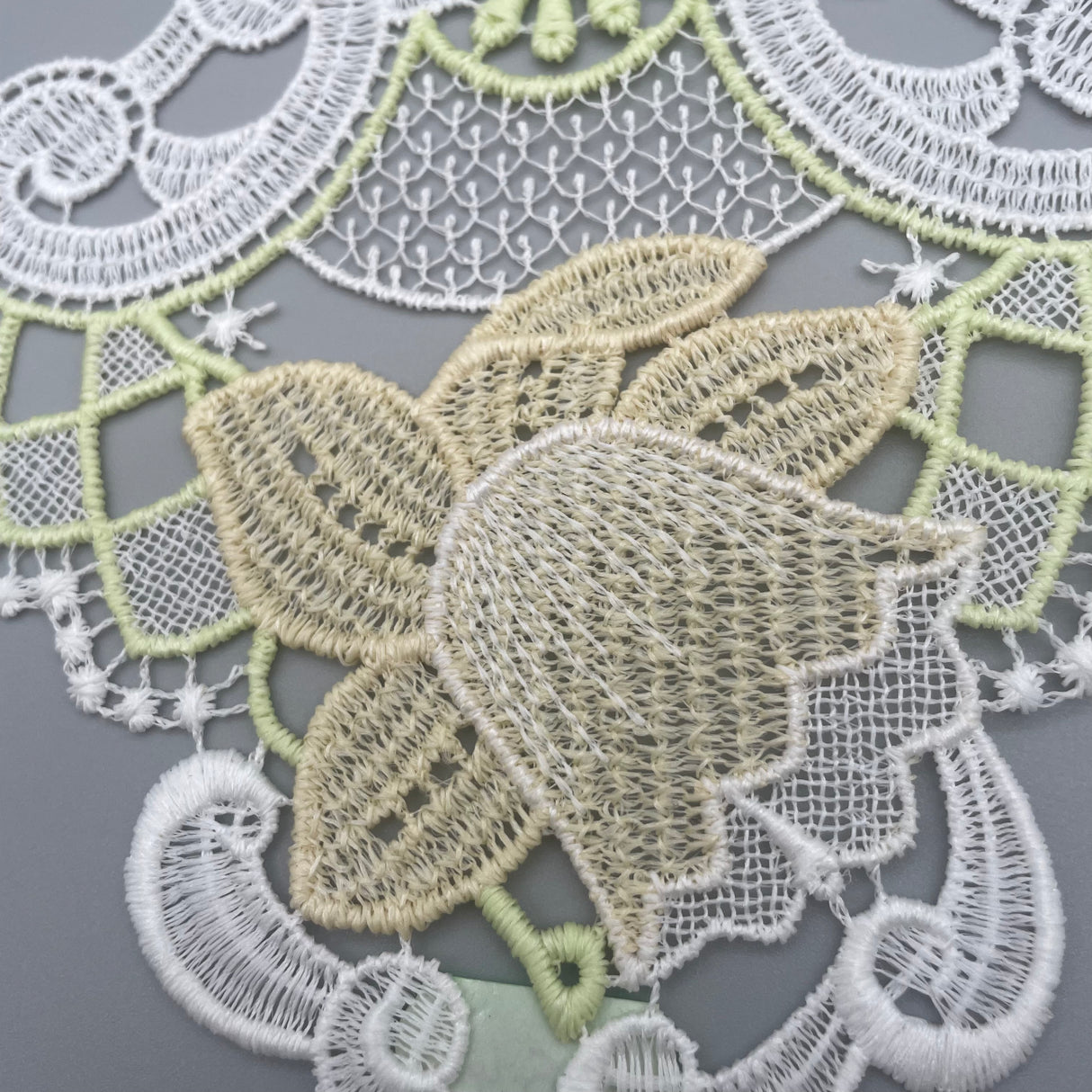 Plauener Spitze Fensterbild Ostern mit Glocke von Wimpelberg