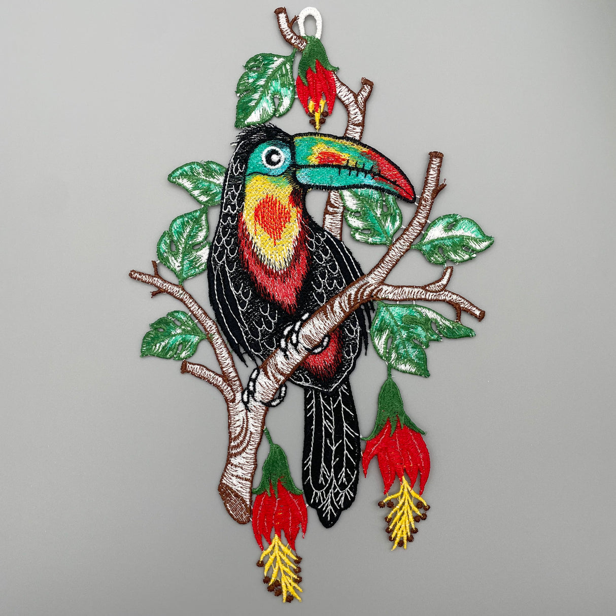 Fensterbild Tukan farbig | Plauener Spitze | Fensterdekoration für den Sommer von Wimpelberg