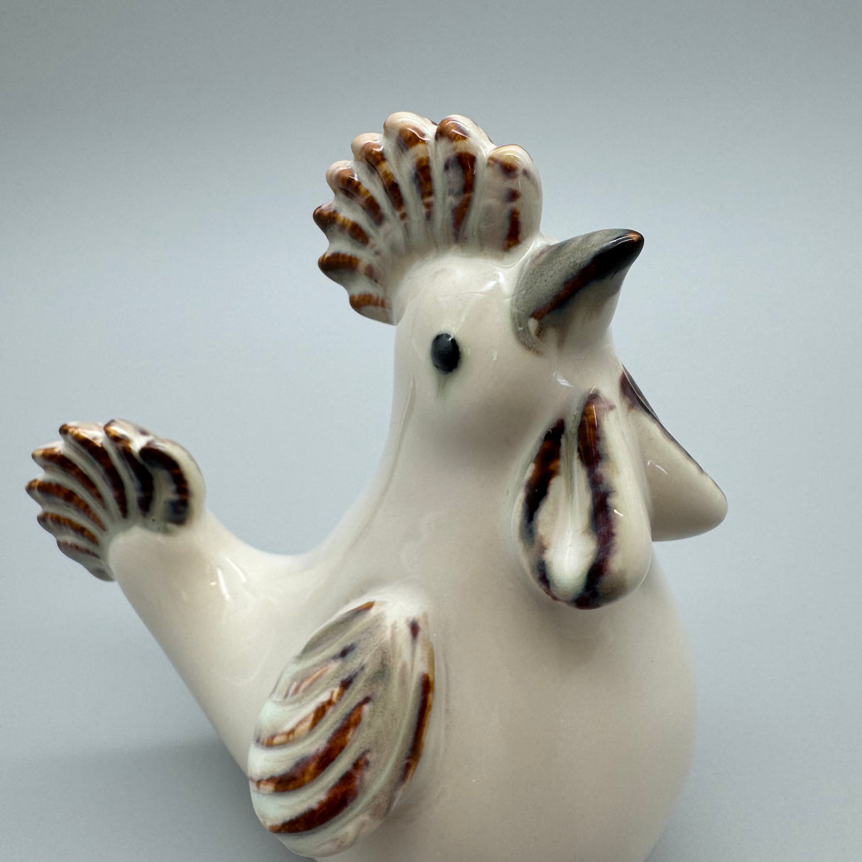 Charmant handbemalter Hahn: 14x15 cm, Keramik, glasierte Oberfläche, Creme-Grün von Wimpelberg