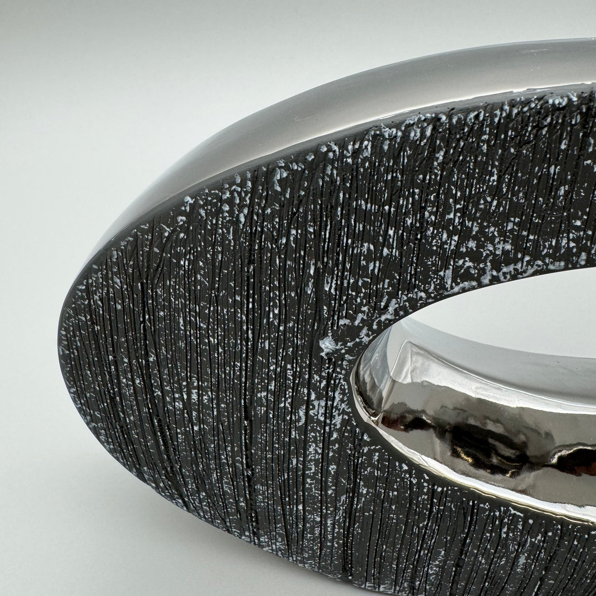 Deko Vase 27x14 cm – Anthrazit-Silber Keramik mit Relief | Designer Vase von Wimpelberg