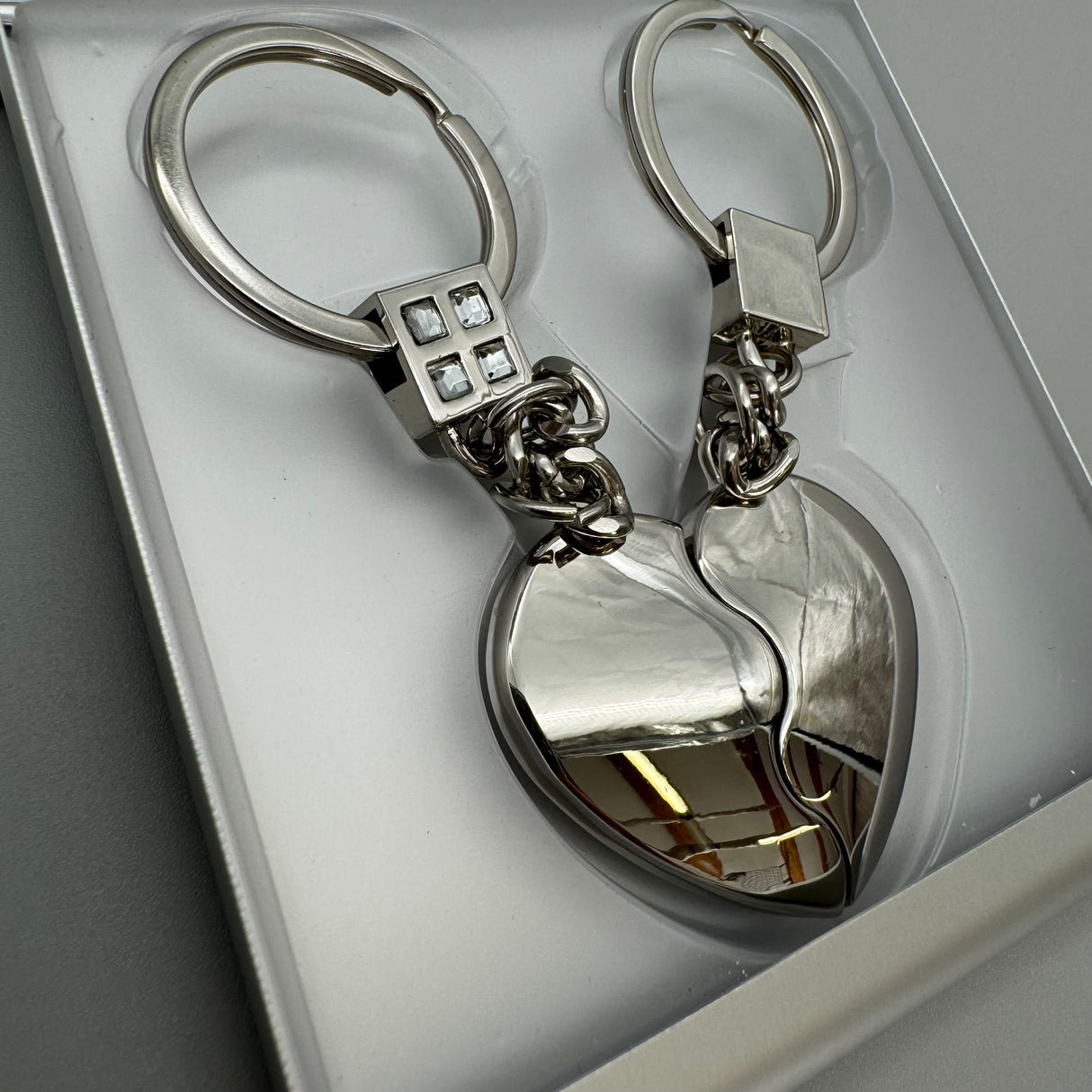 Schlüsselanhänger Satz Herzen aus Zink mit Strass – versilbert und glänzend von Wimpelberg