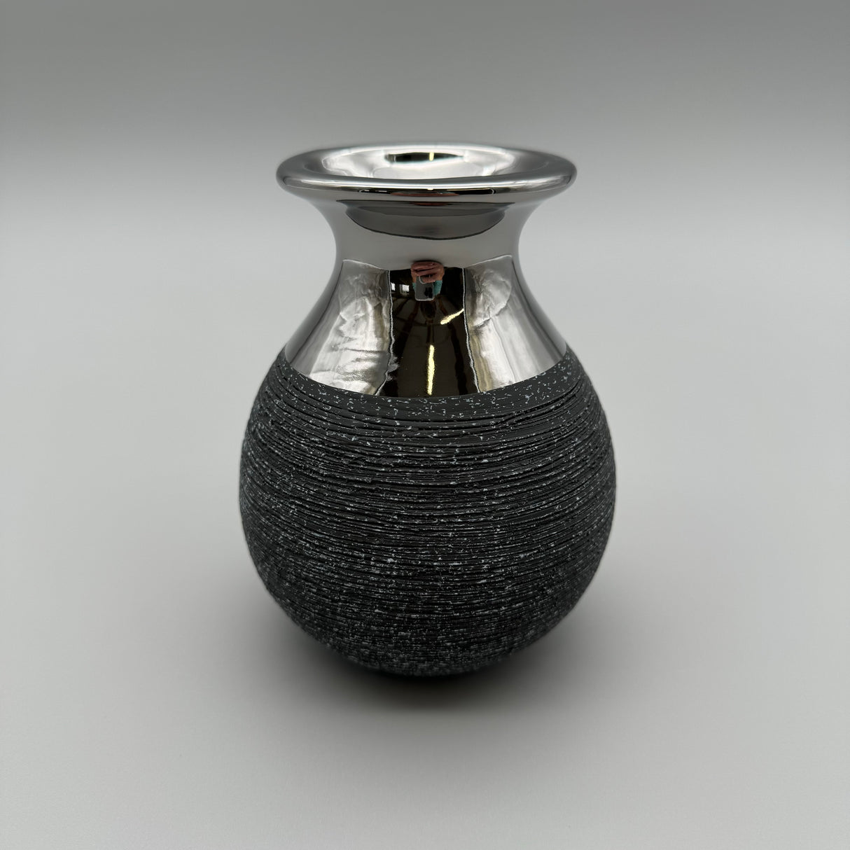 Deko Vase 10x13 cm – Anthrazit-Silber Keramik mit Relief | Moderne Vase von Wimpelberg