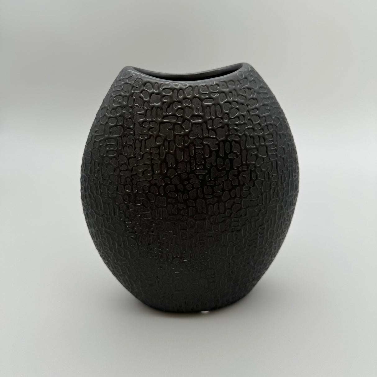 Elegante Keramikvase Schwarz-Matt: Handverziert 14x16cm von Wimpelberg