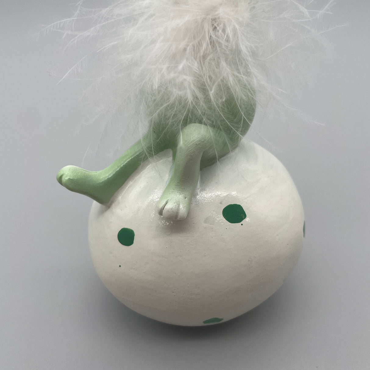 Deko Osterhase auf Osterei | Deko für Ostern von Wimpelberg