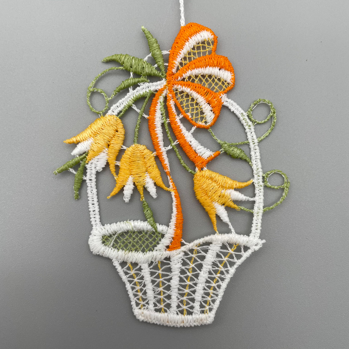 Fensteranhänger Osterkörbchen farbig | Plauener Spitze Fensterbild Ostern 2 von Wimpelberg