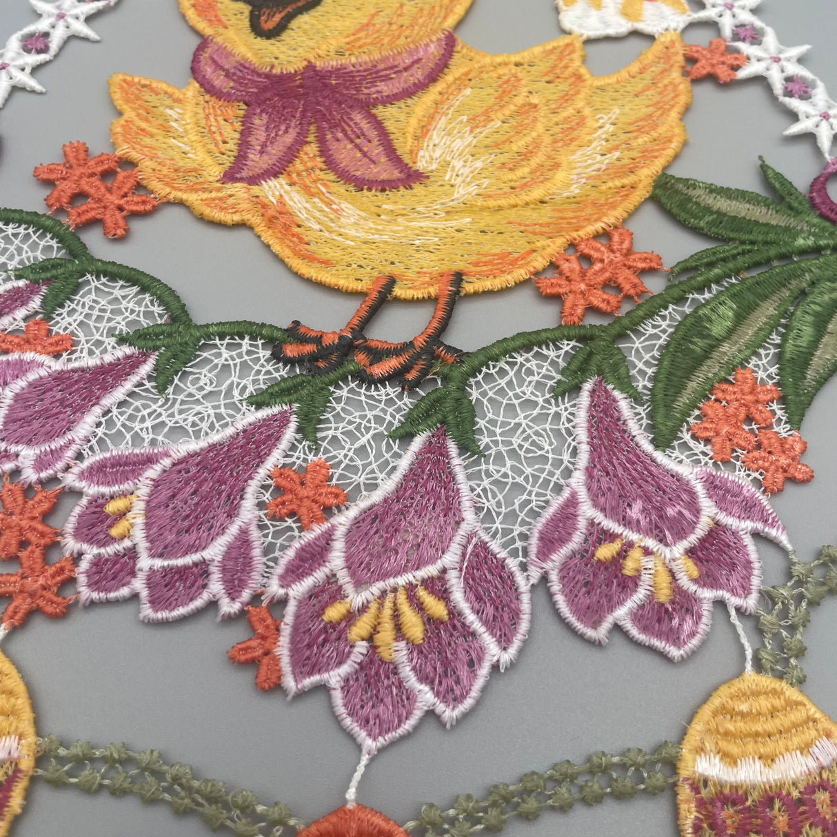 Plauener Spitze Fensterbild Ostern Küken auf Blumen von Wimpelberg