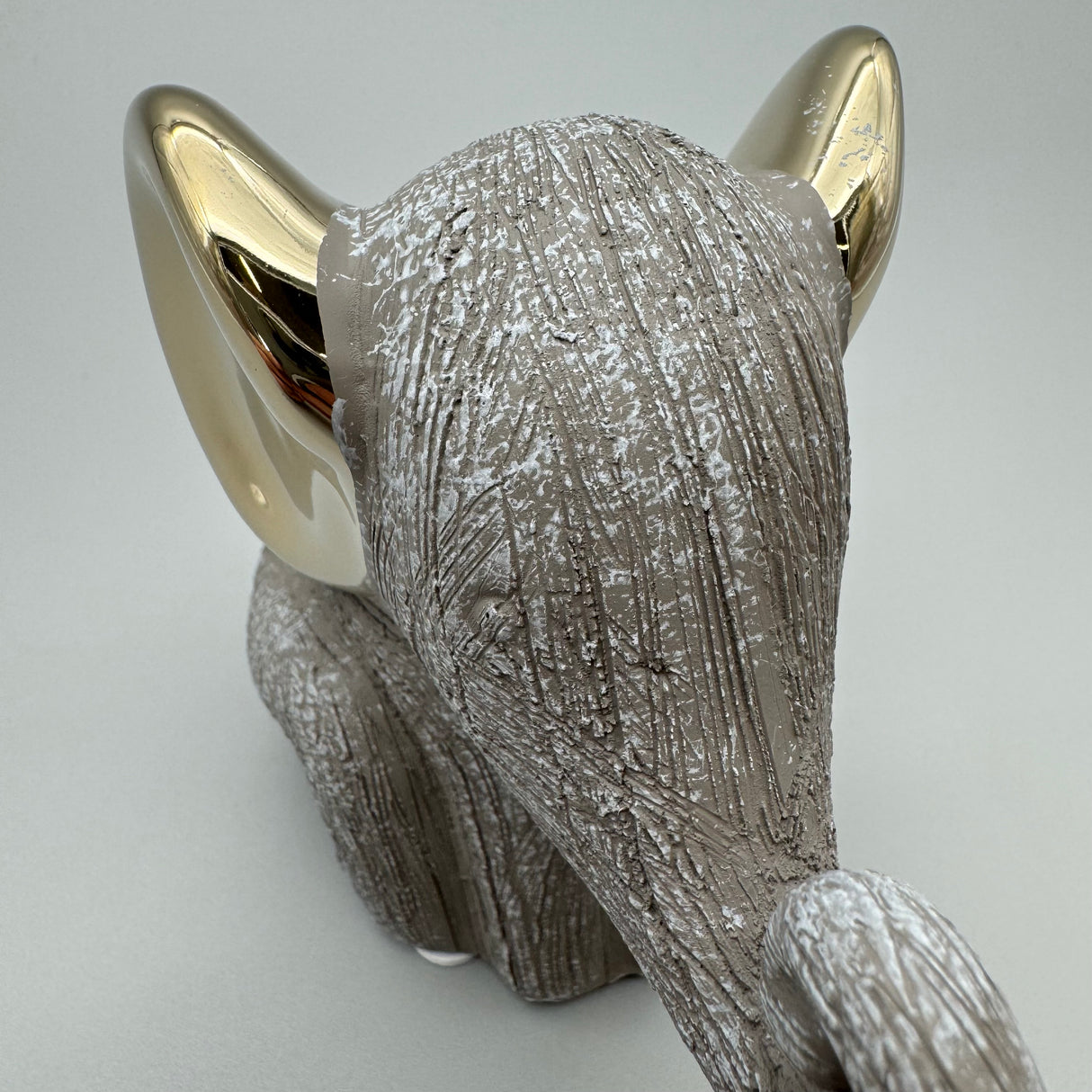 Stilvoller Elefant: 12 cm, Keramik, matte reliefierte Oberfläche, goldene Elemente von Wimpelberg