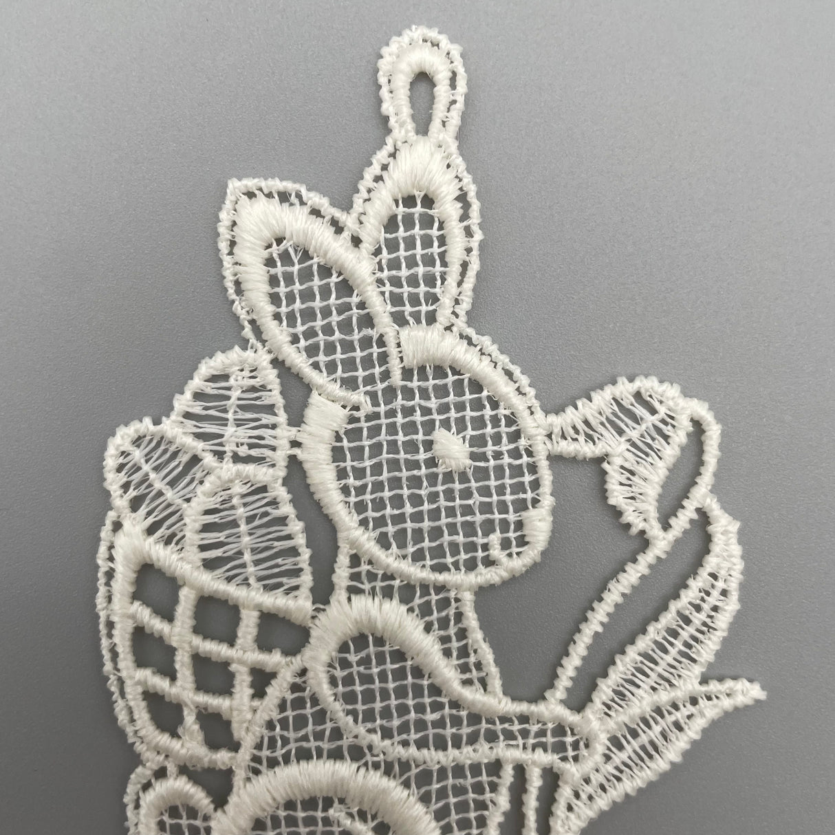 Plauener Spitze Fensterbild Ostern Osterhase mit Blume von Wimpelberg