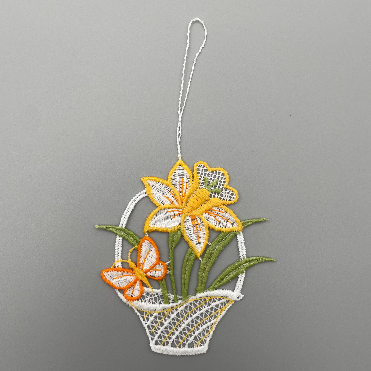 Fensteranhänger Osterkörbchen farbig | Plauener Spitze Fensterbild Ostern von Wimpelberg