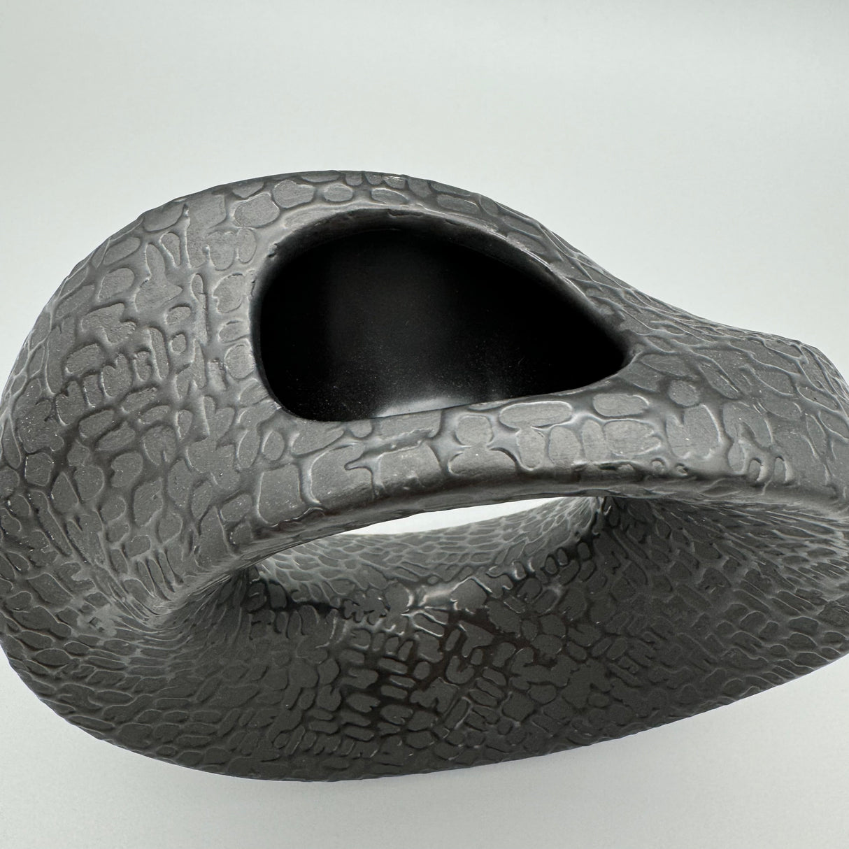 Runde Keramikvase Schwarz-Matt: Handverziert von Wimpelberg