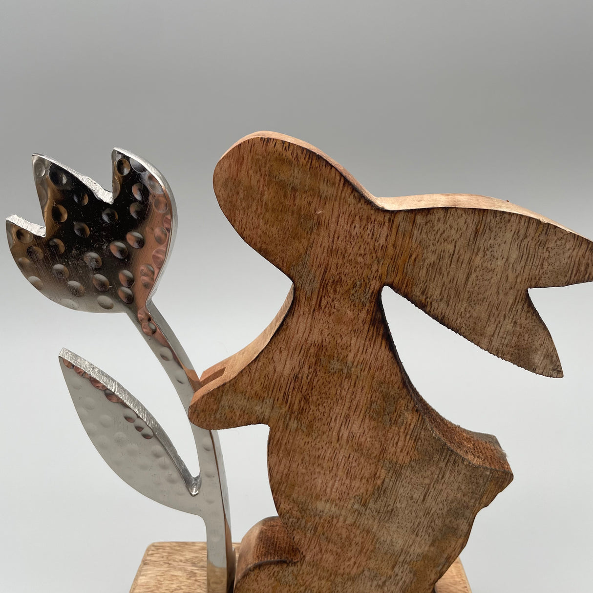 Formano Holzhasen Deko mit Blume aus Alu Mango Holz von Wimpelberg