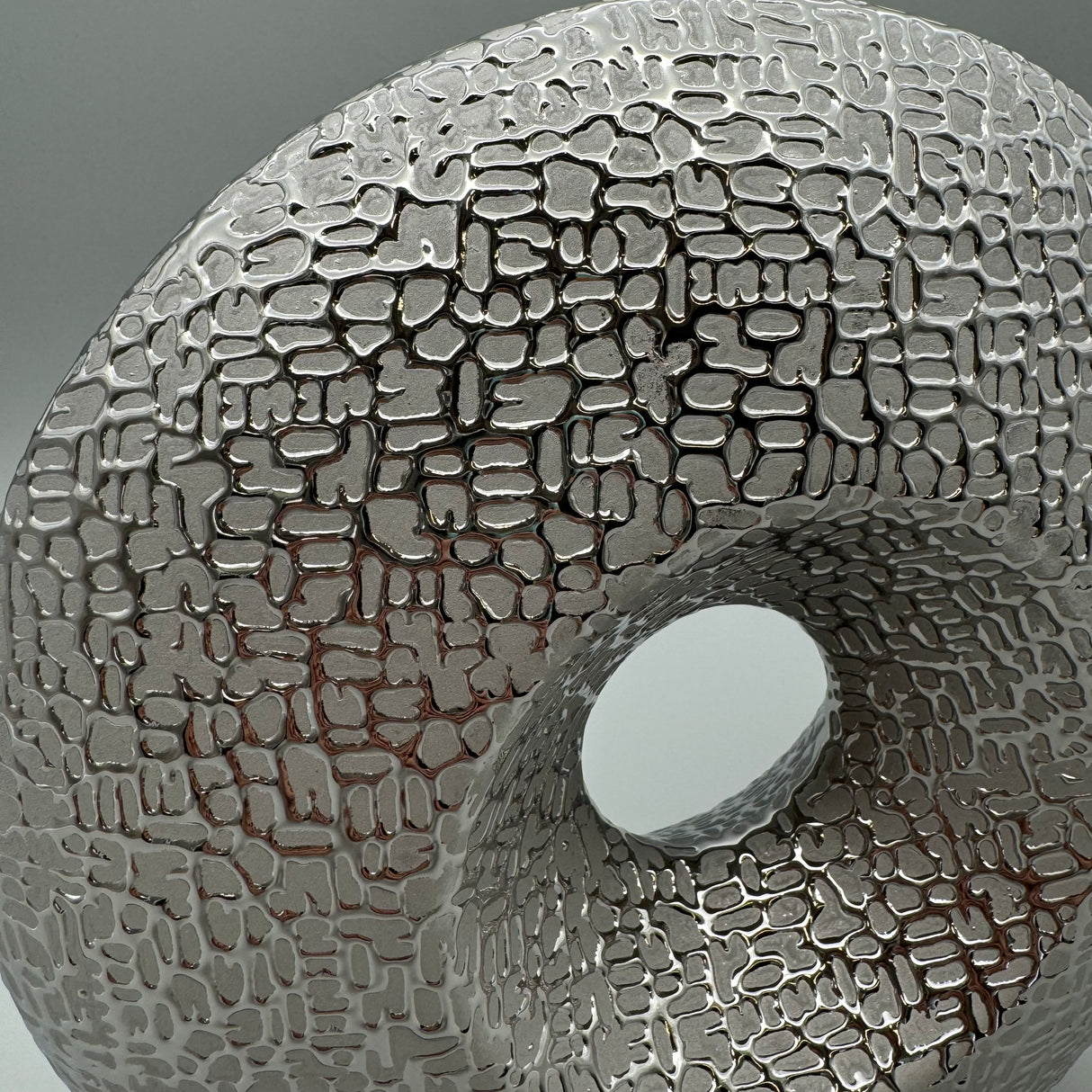 Stilvolle Runde Vase: Grau-Silber, Matte Keramik, Glänzende Struktur, Filz-Sticker von Wimpelberg