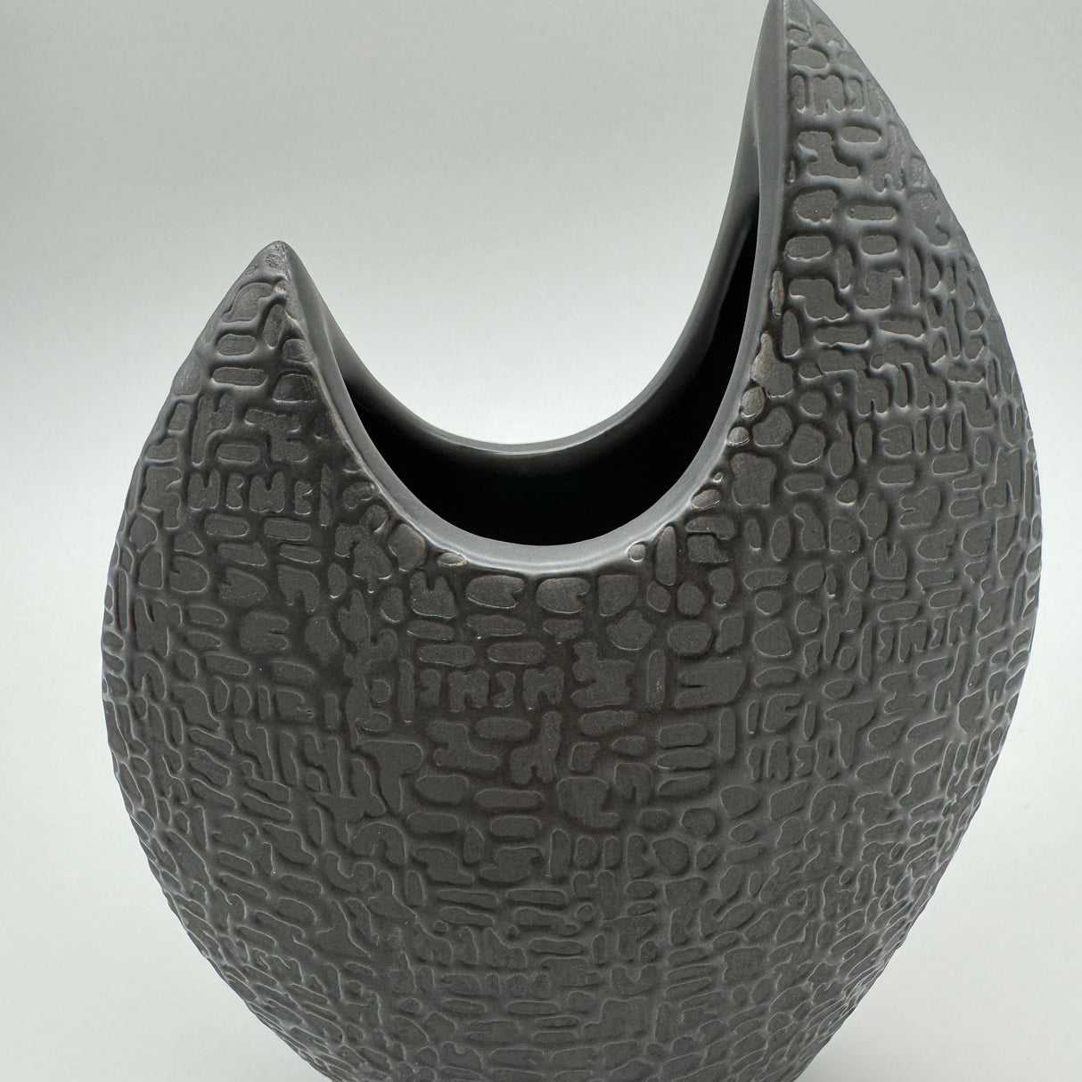 Flache Keramikvase Schwarz-Matt: Handverziert, Mit Filz-Sticker von Wimpelberg