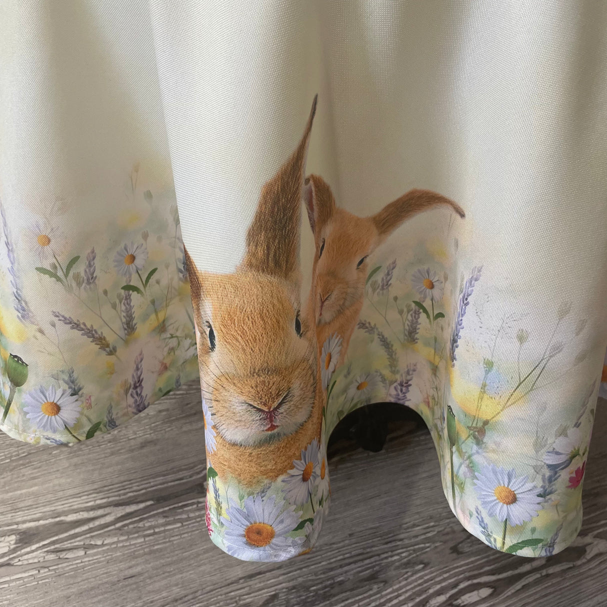 Osterdecke rund Hase auf Frühlingswiese | Osterdeko von Wimpelberg