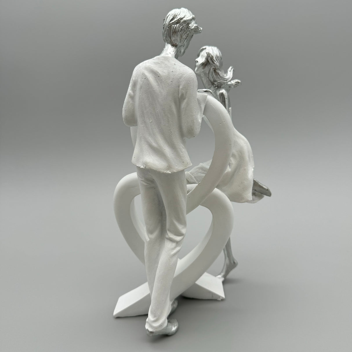 Stilvolles Paar mit Herz: Weiß-Silber, 25 cm, Kunststein von Wimpelberg