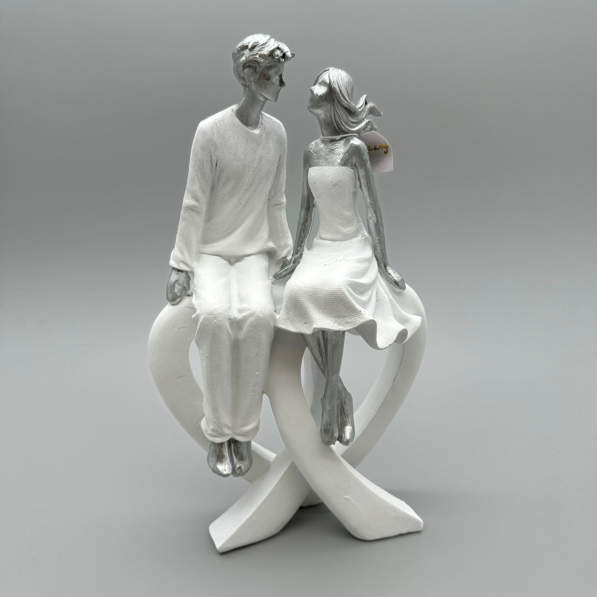 Stilvolles Paar mit Herz: Weiß-Silber, 25 cm, Kunststein Mann und Frau sitzend auf Herz von Wimpelberg