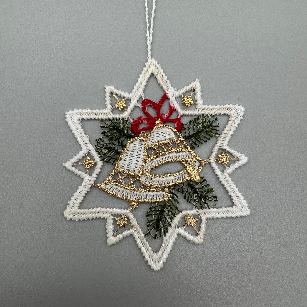 Fensterbild "Große Sterne" – Plauener Spitze | Weihnachtsmotiv Fensterdeko Glocken von Wimpelberg