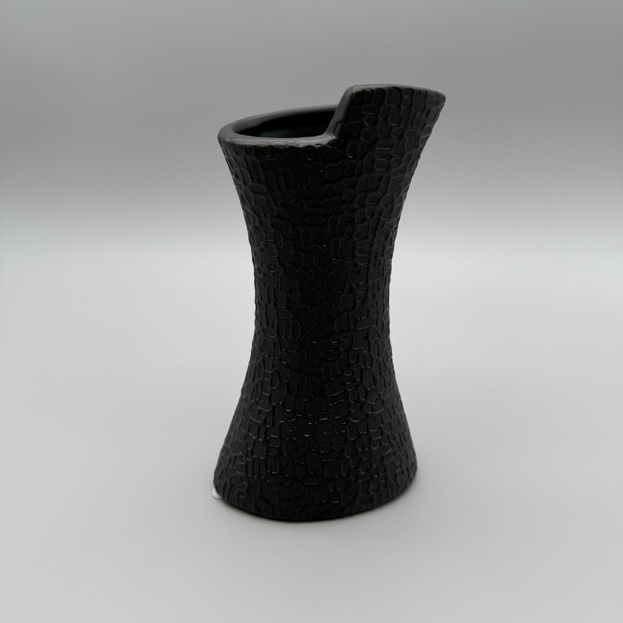 Stilvolle Schwarz-Matt Vase: Handgefertigt, aufgetragene Struktur von Wimpelberg