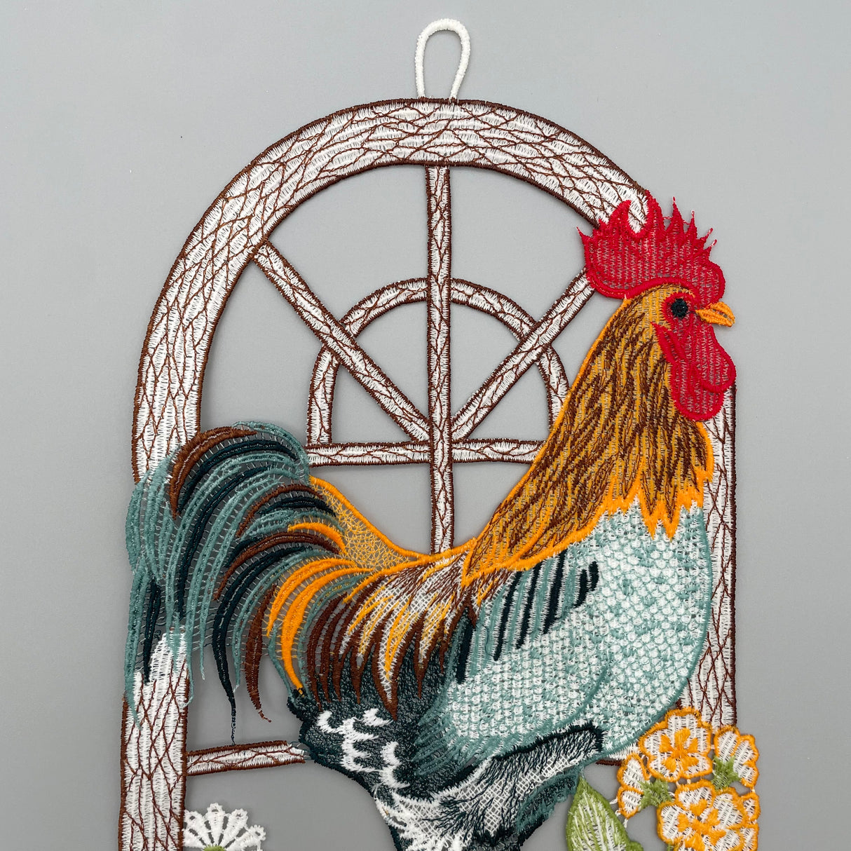 Fensterbild Gockelhahn farbig | Plauener Spitze Fensterbild | Fensterdeko von Wimpelberg
