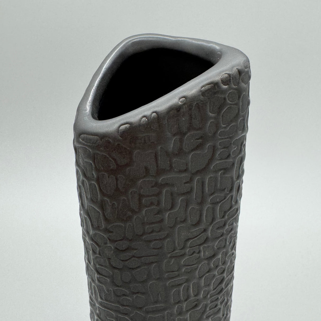 Schwarz-matte Keramikvase: 9x30 cm, Handverziert, Mit Filz-Sticker von Wimpelberg