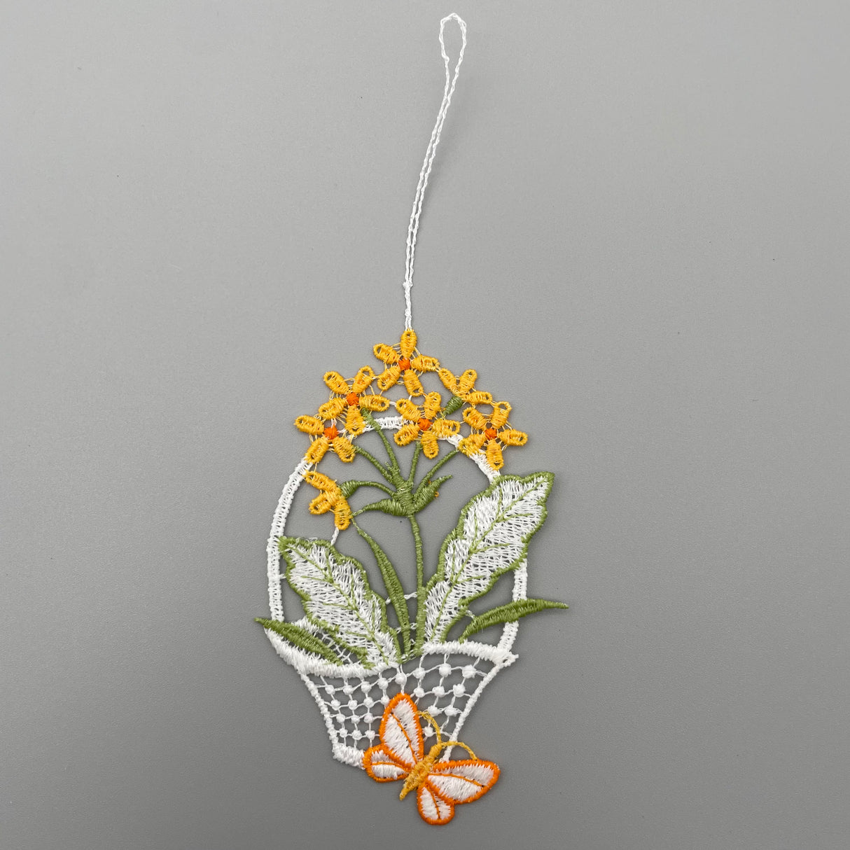 Fensteranhänger Osterkörbchen farbig | Plauener Spitze Fensterbild Ostern von Wimpelberg