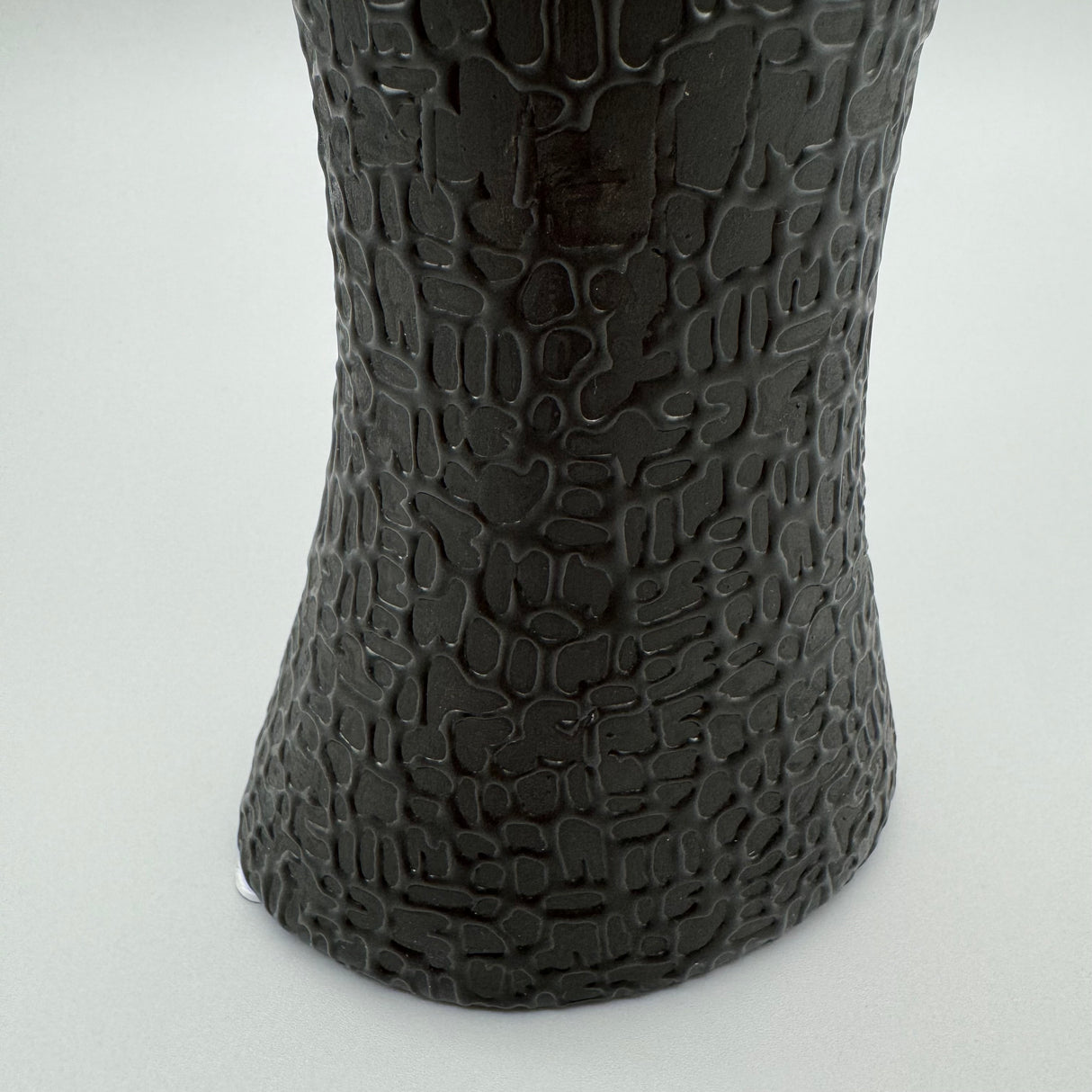 Stilvolle Schwarz-Matt Vase: Handgefertigt, aufgetragene Struktur von Wimpelberg
