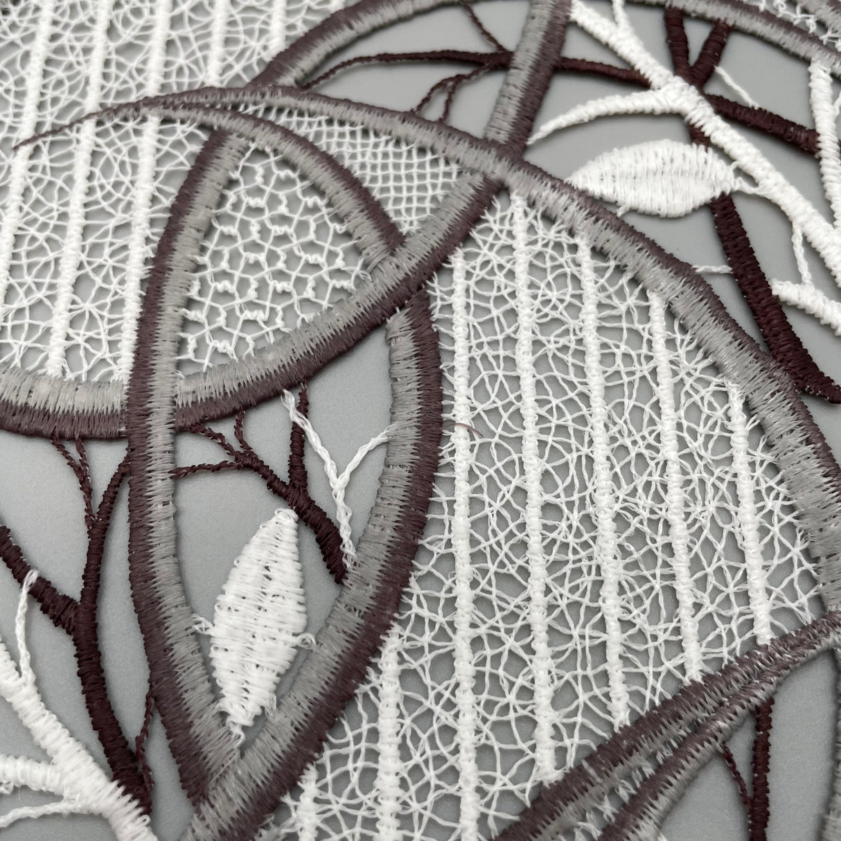 Fensterbild Ornament farbig | Plauener Spitze Modern | Moderne Fensterdekoration von Wimpelberg