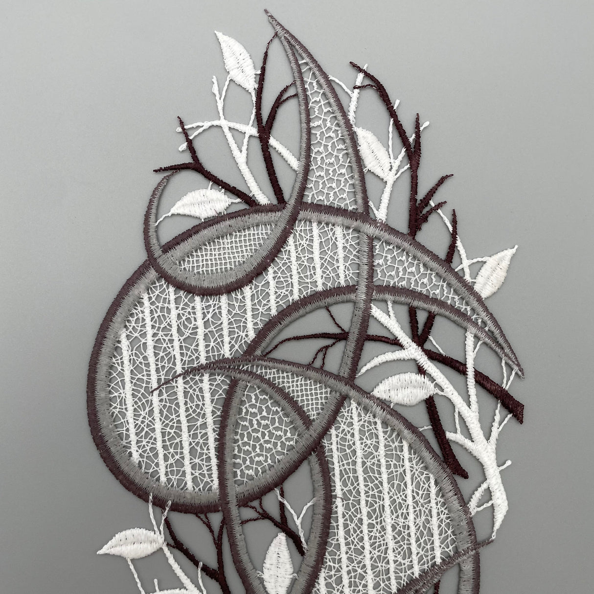 Fensterbild Ornament farbig | Plauener Spitze Modern | Moderne Fensterdekoration von Wimpelberg