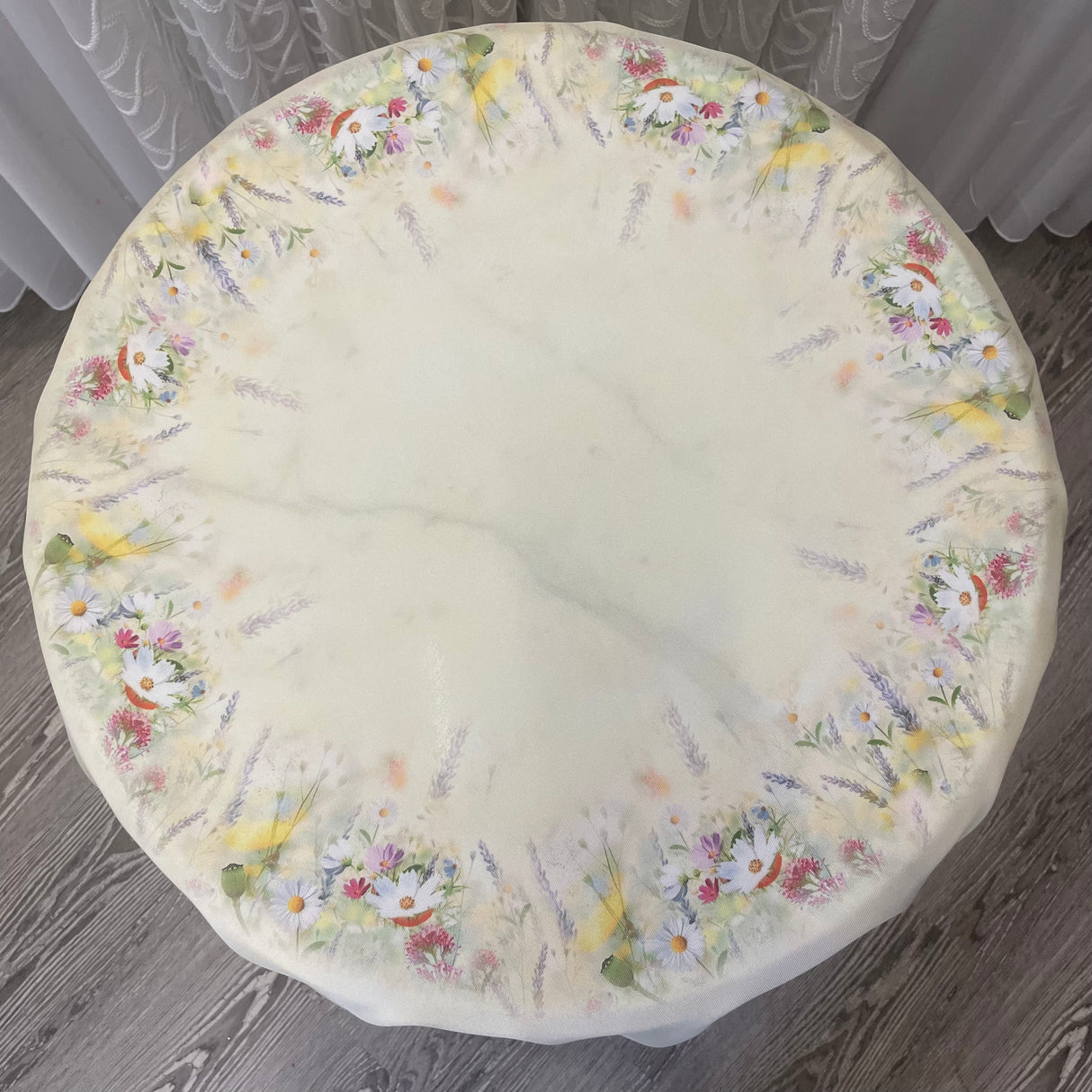 Osterdecke rund Hase auf Frühlingswiese | Osterdeko von Wimpelberg