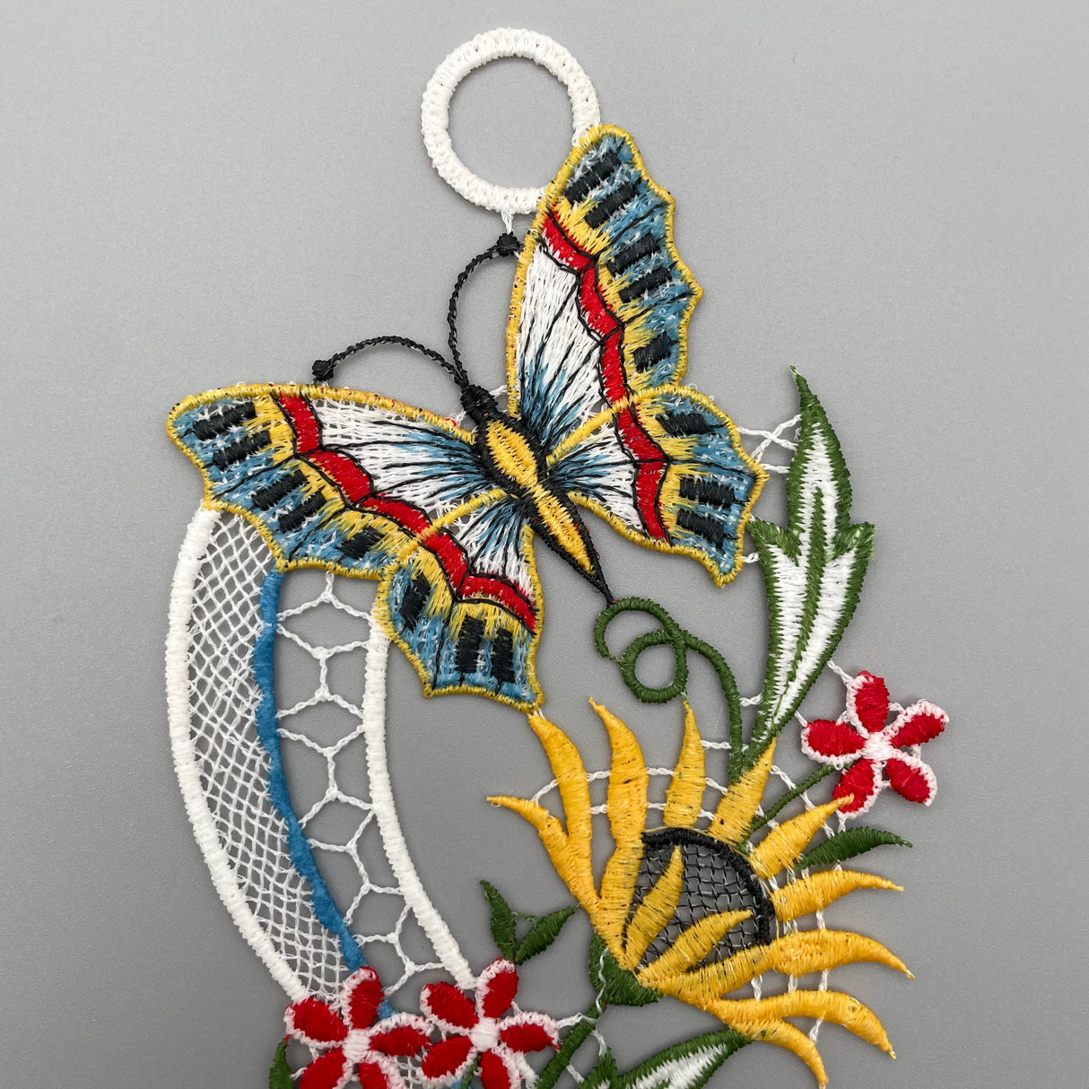 Fensterbild Schmetterlinge mit Blüte | Plauener Spitze Fensterbild | Fensterdekoration von Wimpelberg