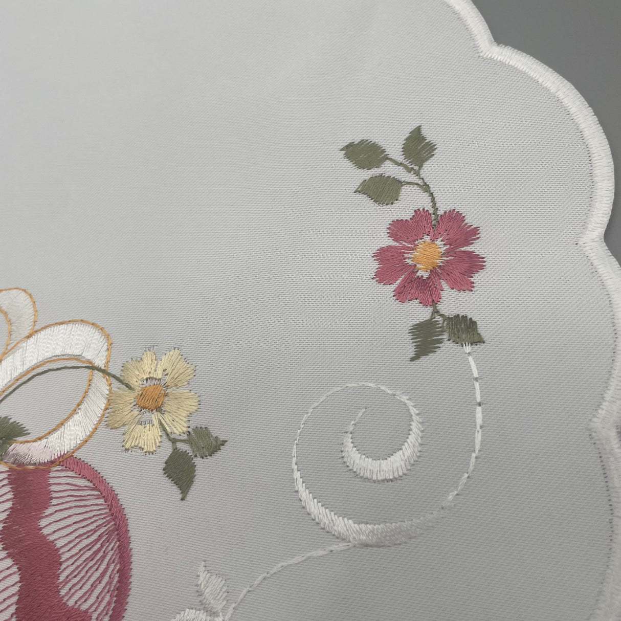 Osterdecke rund Osterei als Tischdeko von Wimpelberg