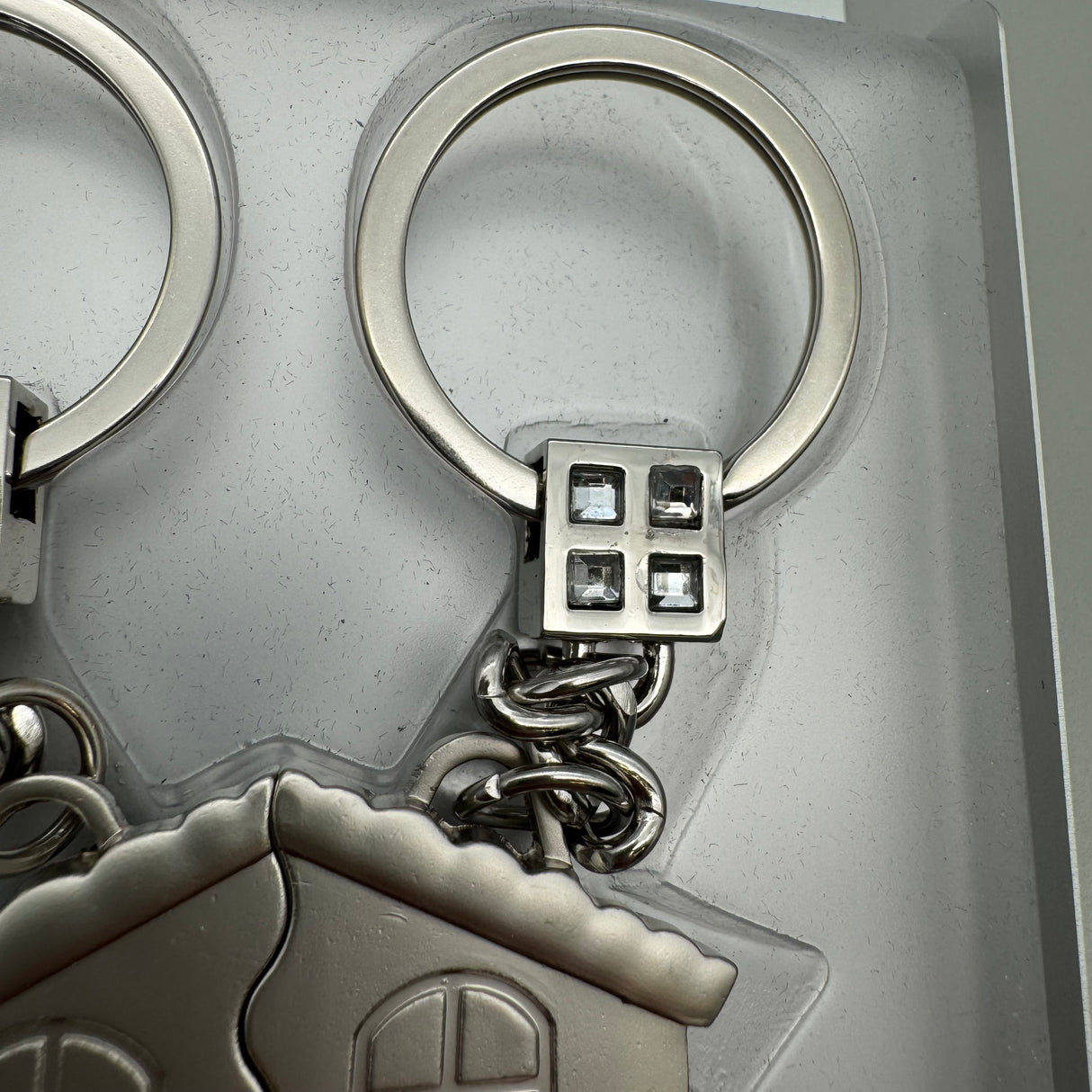 Schlüsselanhänger Satz Haus aus versilbertem Zink mit Strass-Steinen von Wimpelberg